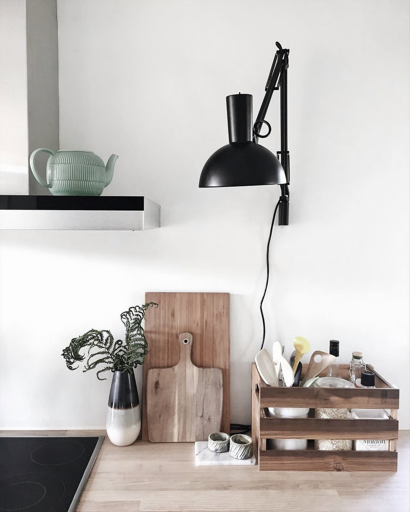 BLACK ANGLULAR DESK LAMP